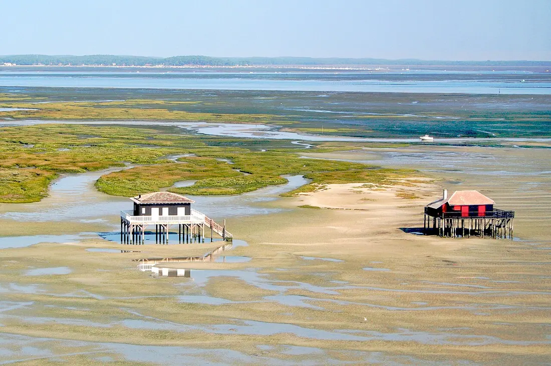 Vue aérienne des deux cabanes tchanquées posées sur les bancs de sable de l'Île aux Oiseaux