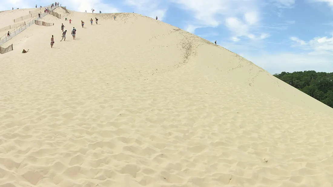 La crête de la Dune du Pilat avec des visiteurs montant vers le sommet