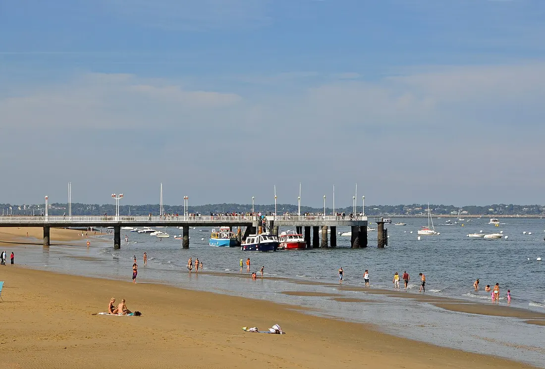La plage d'Arcachon et la jetée Thiers en été