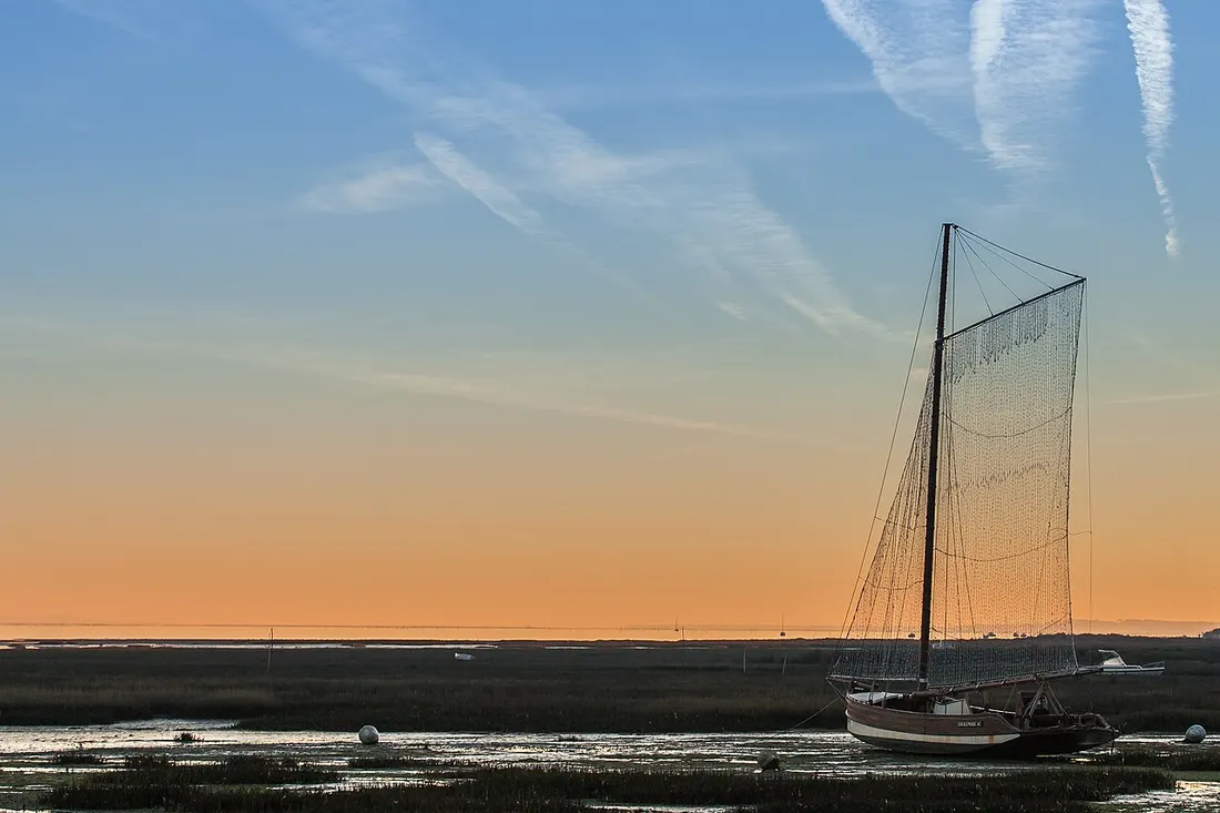 Voilier au coucher du soleil sur le Bassin d'Arcachon, près de Claouey